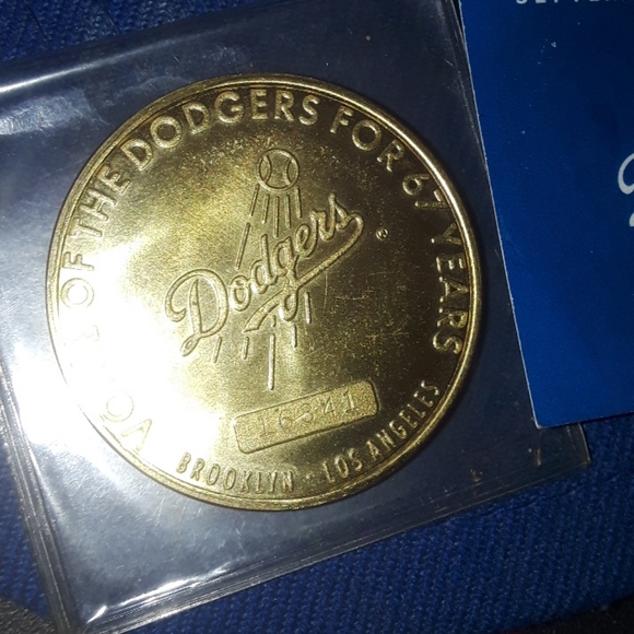 Dodgers Vin Scully 2 commemorative coins - Picture 7 of 10